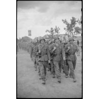 Défilé de volontaires biélorusses sous l'uniforme allemand.