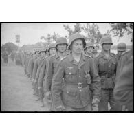 Défilé de volontaires biélorusses sous l'uniforme allemand.