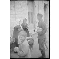 Un volontaire soviétique au sein de la section "Ost Pk" distribuant des tracts à la population.