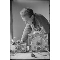 Un caporal-chef (Obergefreiter) se penche sur un poste radio allemand.