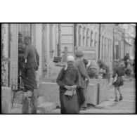 A Švenčionys (Święciany, en polonais), la retraite allemande de l'été 1944, peu après le déclenchement de l'opération Bagration, les convois motorisées cotoient à nouveau les charettes hippomobiles.