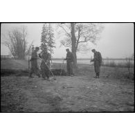 Des fantassins ou des pionniers fouillent le sol  à l'aide de détecteur de mines (Minensuchgerät 41).