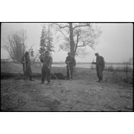Des fantassins ou des pionniers fouillent le sol  à l'aide de détecteur de mines (Minensuchgerät 41).