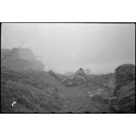 Un Nashorn du schwere Panzer Abteilung 519 tire, des fantassins restent en contre-bas.