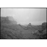 Un Nashorn du schwere Panzer Abteilung 519 tire, des fantassins restent en contre-bas.