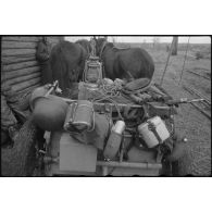 Une charrette d'infanterie (Infanteriekarren IF8) chargé de matériels divers.