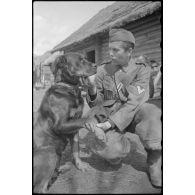 Un caporal-chef avec un chien.