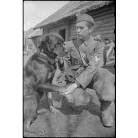 Un caporal-chef avec un chien.