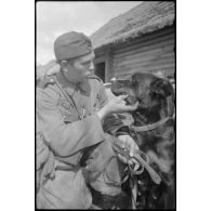 Un caporal-chef avec un chien.