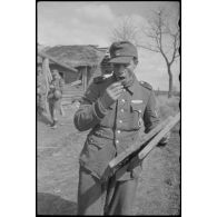 Un caporal-chef (Obergefreiter) mange du miel.