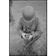 Un sous-officier utilise une boussole.