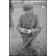 Un sous-officier utilise une boussole.