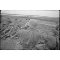 Un lieutenant de la Pk.697, casqué et portant un imperméable, s'est placé à la gauche d'un colonel de l'infanterie.