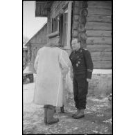 Le général (Generalmajor) Otto Heidkämper de l'état-major de la 3.Panzer-Armee rend visite aux reporters de la 697e compagnie de propagande blindée (Panzer Propaganda Kompanie 697, Pz.Pk.697).