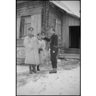 Le général (Generalmajor) Otto Heidkämper de l'état-major de la 3.Panzer-Armee rend visite aux reporters de la 697e compagnie de propagande blindée (Panzer Propaganda Kompanie 697, Pz.Pk.697).