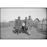 Des pionniers allemands dirigent des travaux de consolidation d'une route affaiblie par l'hiver.