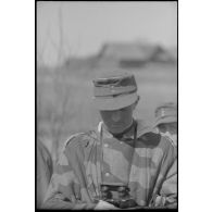 Portrait d'un colonel revêtu d'une veste réversible camouflée.