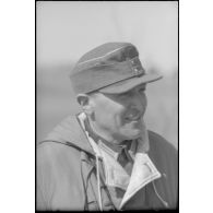 Portrait d'un colonel revêtu d'une veste réversible camouflée.