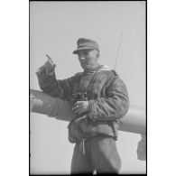 Juché sur un Nashorn du Schwere Panzer Abteilung 519, un colonel (Oberst) semble poser pour le reporter.