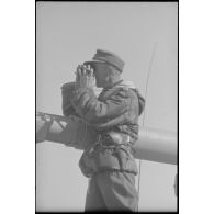 Juché sur un Nashorn du Schwere Panzer Abteilung 519, un colonel (Oberst) semble poser pour le reporter.