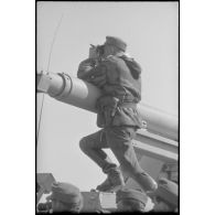 Juché sur un Nashorn du Schwere Panzer Abteilung 519, un colonel (Oberst) semble poser pour le reporter.