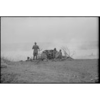 Les servants d'une pièce antichar de 5 cm PaK 38.