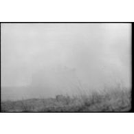 Un Nashorn du Schwere Panzer Abteilung 519 tire, la fumée provoquée masque presque l'intégralité du blindé.