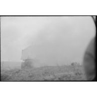 Un Nashorn du Schwere Panzer Abteilung 519 tire, la fumée provoquée masque presque l'intégralité du blindé.