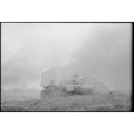 Un Nashorn du Schwere Panzer Abteilung 519 tire, la fumée provoquée masque presque l'intégralité du blindé.