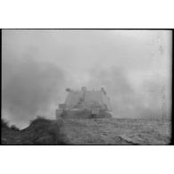 Un Nashorn du Schwere Panzer Abteilung 519 tire.