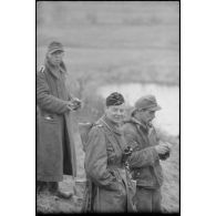 Deux Panzergrenadiers et un officier du Panzer Propagandakompanie 697.