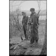 Des grenadiers allemands (Panzer-Grenadiere) équipés de détecteurs de mines.