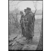Des grenadiers allemands (Panzer-Grenadiere) équipés de détecteurs de mines.