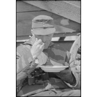 Un colonel, non identifié, intéresse particulièrement le photographe.