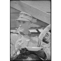 Un colonel, non identifié, intéresse particulièrement le photographe.