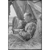 Un colonel, non identifié, intéresse particulièrement le photographe.