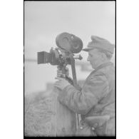 Un reporter de la Panzer Propagandakompanie 697 positionne sa caméra Arriflex 35 mm.