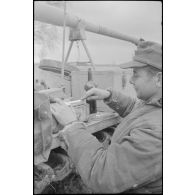 Un membre d'équipage du Schwere Panzer Abteilung 519 mange sur le châssis du char.