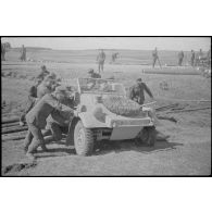 Une Kübelwagen de la Panzer Propaganda Kompanie 697 immatriculé WH-1485025.