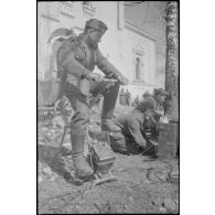 Une transmission radio réalisée grâce à un générateur à pédale.