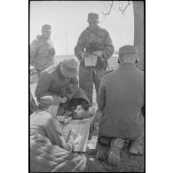 Officiers allemands du Schwere Panzer Abteilung 519 lors d'un briefing.