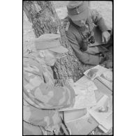 Officiers allemands du Schwere Panzer Abteilung 519 lors d'un briefing.