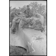 Un chasseur lourd Ilyushin IL-II  "Sturmovik" crashé, des artilleurs du 519e et des reporters de la 697e compagnie de propagande examinent le chasseur.