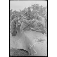 Un chasseur lourd Ilyushin IL-II  "Sturmovik" crashé, des artilleurs du 519e et des reporters de la 697e compagnie de propagande examinent le chasseur.