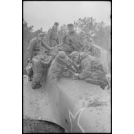 Un chasseur lourd Ilyushin IL-II  "Sturmovik" crashé, des artilleurs du 519e et des reporters de la 697e compagnie de propagande examinent le chasseur.