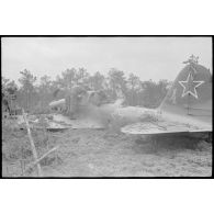Un chasseur lourd Ilyushin IL-II  "Sturmovik" crashé, des artilleurs du 519e et des reporters de la 697e compagnie de propagande examinent le chasseur.