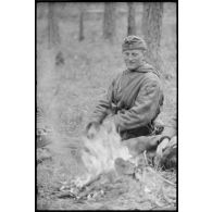 Au nord de Lepel, des fantassins allemands dans le cadre de l'opération Frühlingfest contre les partisans.