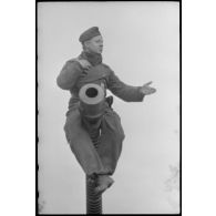 Au sein du Schwere Panzer Abteilung 519, un manque d'équipage d'un Nashorn effectue la maintenance du canon de 8,8 cm.