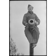 Au sein du Schwere Panzer Abteilung 519, un manque d'équipage d'un Nashorn effectue la maintenance du canon de 8,8 cm.