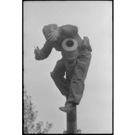 Au sein du Schwere Panzer Abteilung 519, un manque d'équipage d'un Nashorn effectue la maintenance du canon de 8,8 cm.